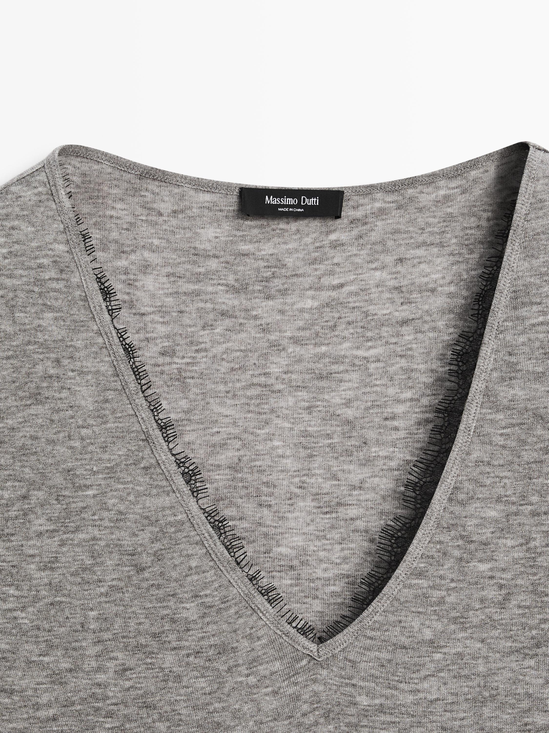 T-shirt col en V et dentelle